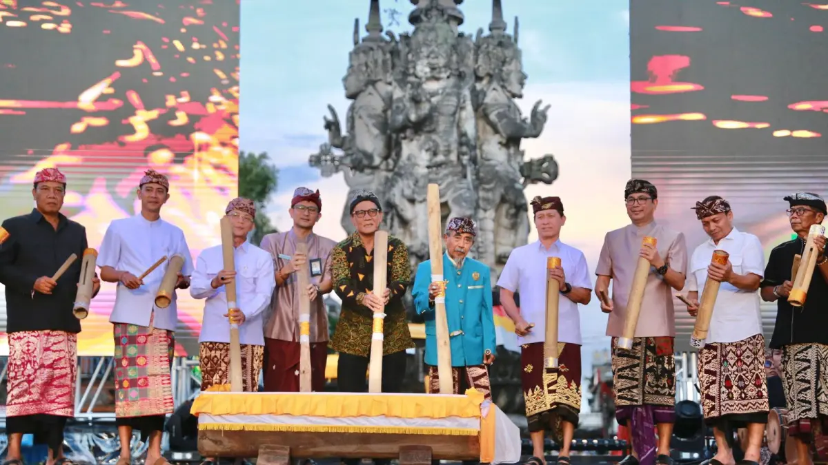 Asisten Deputi Strategi Event Kemenpar RI Fransiskus Handoko, bersama Bupati Klungkung, I Made Satria dan Wakil Bupati Klungkung, Tjokorda Gde Surya Putra membuka secara resmi Festival Semarapura ke-8 di Depan Monumen Ida Dewa Agung Jambe, Kecamatan Klungkung, Selasa (28/4).&nbsp;