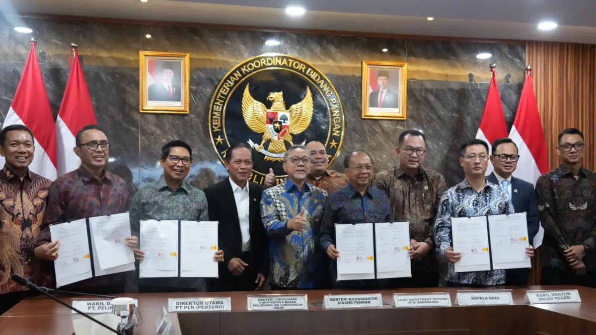 Perjanjian Kerja Sama pembangunan PSEL Denpasar antara Gubernur Bali Wayan Koster, Wali Kota Denpasar I Gusti Ngurah Jaya Negara, Bupati Badung Wayan Adi Arnawa, dan PT Zhejiang Weiming yang disaksikan Menteri Koordinator Bidang Pangan Zulkifli Hasan; Menteri Lingkungan Hidup Hanif Faisol Nurofiq; Wakil Menteri Dalam Negeri Bima Arya Sugiarto; CIO Danantara Indonesia Pandu Patria Sjahrir; dan Direktur Utama PLN Darmawan Prasodjo di Kantor Kementerian Koordinator Bidang Pangan, Jakarta, Selasa (21/4).

&nbsp;
