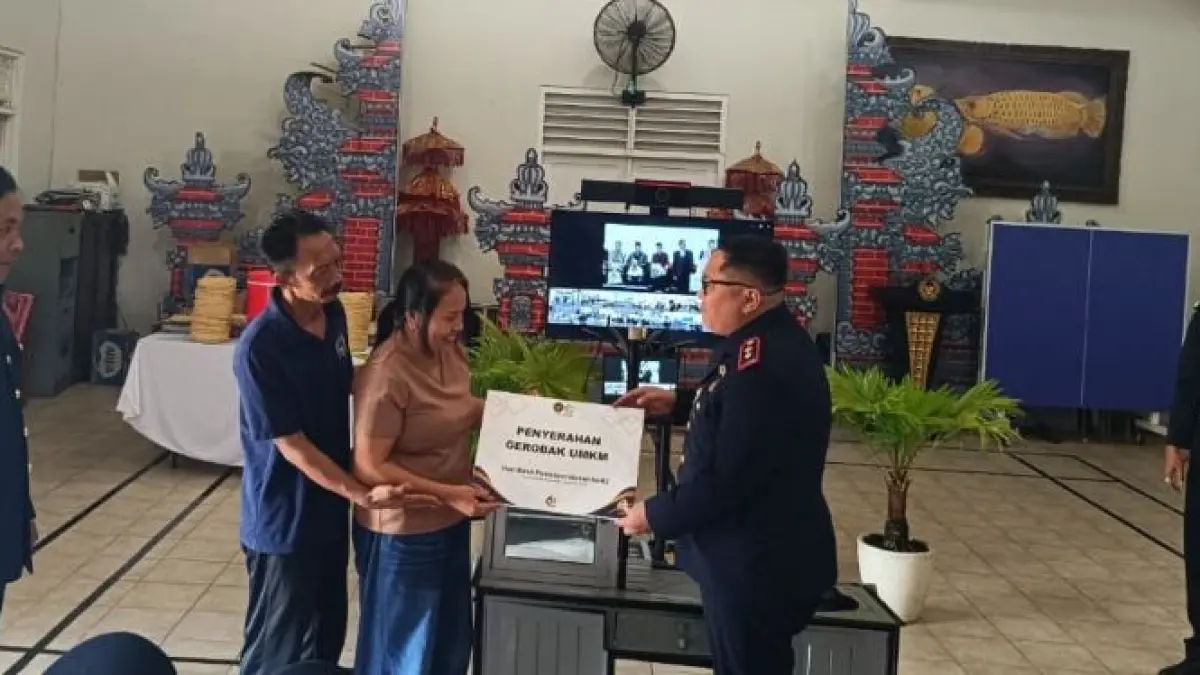 SERAH TERIMA : Serah terima bantuan rombong dagang untuk keluarga warga binaan. (juliadi)