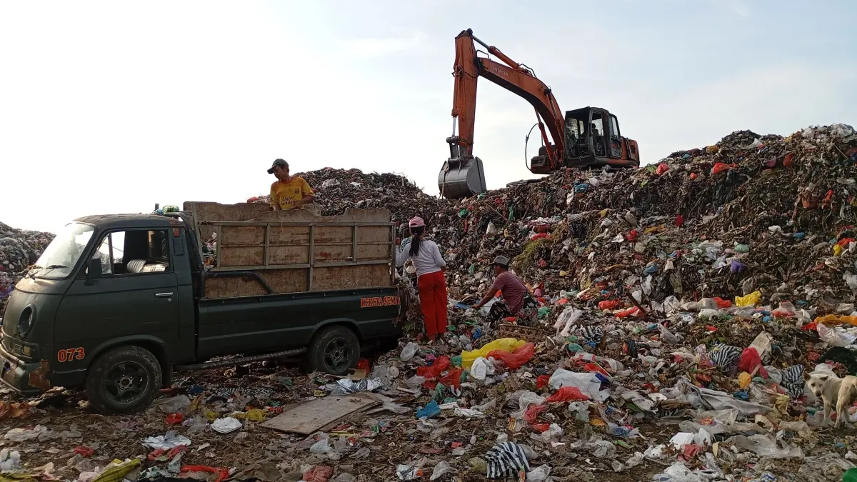 TPA BENGKALA : Sekarang tak bisa sembarangan buang sampah campur aduk. (francelino junior)