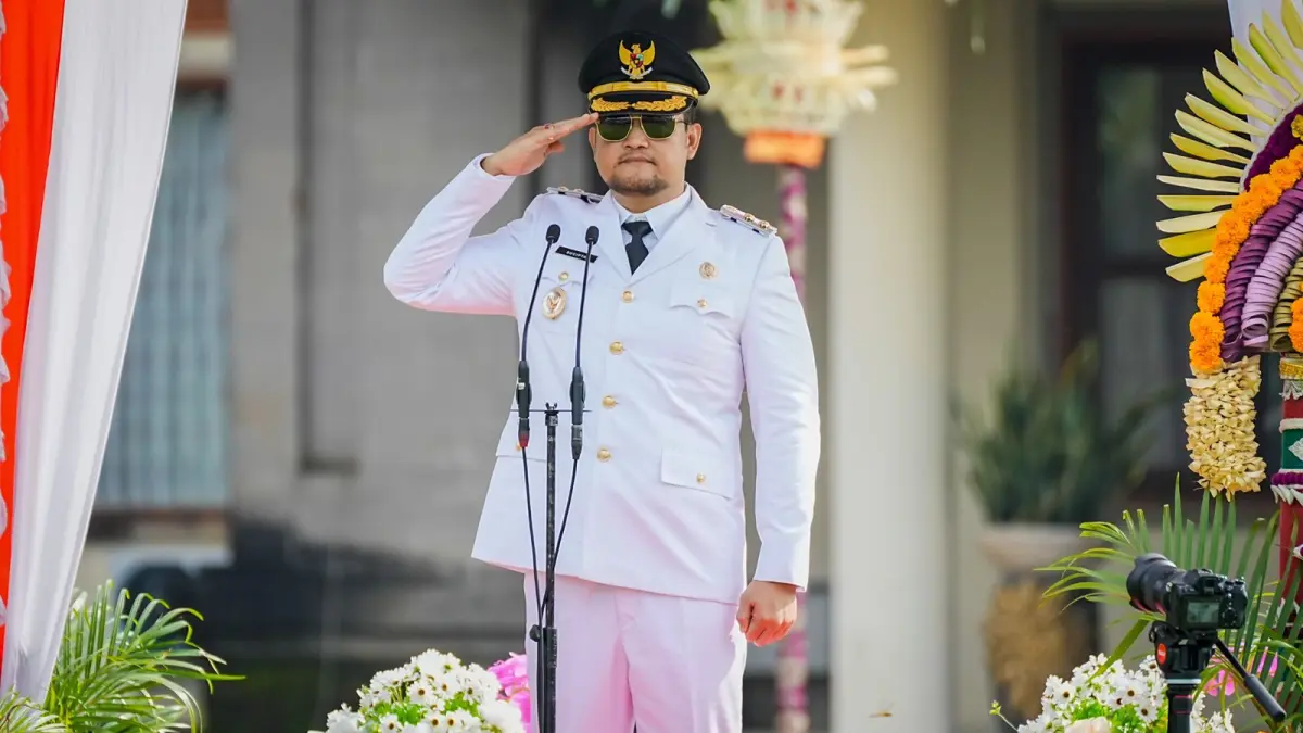 Wabup Bagus Alit Sucipta menjadi Inspektur Upacara saat Upacara Peringatan Hari Otonomi Daerah ke-30 tahun 2026 di Lapangan Puspem Badung, Senin (27/4).

