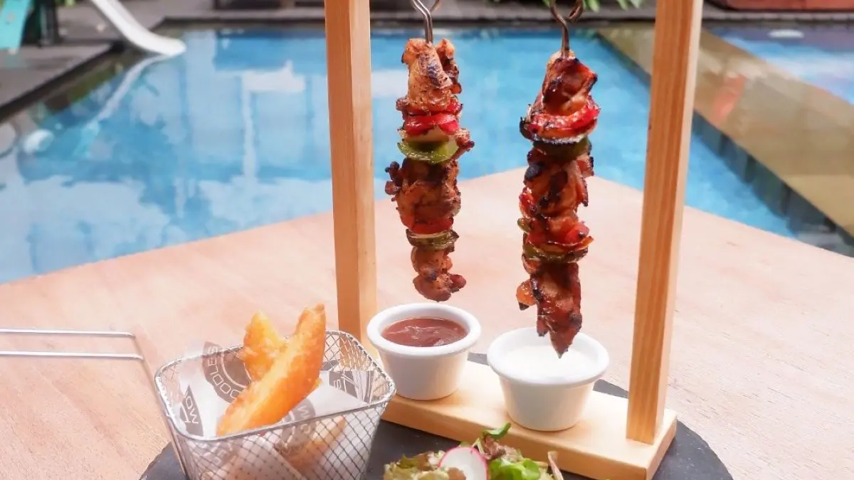 BIKIN KEPO: Penampakan Satay on Air sajian spesial Hotel Neo+Kuta Legian Bali. (istimewa/radarbali.id)