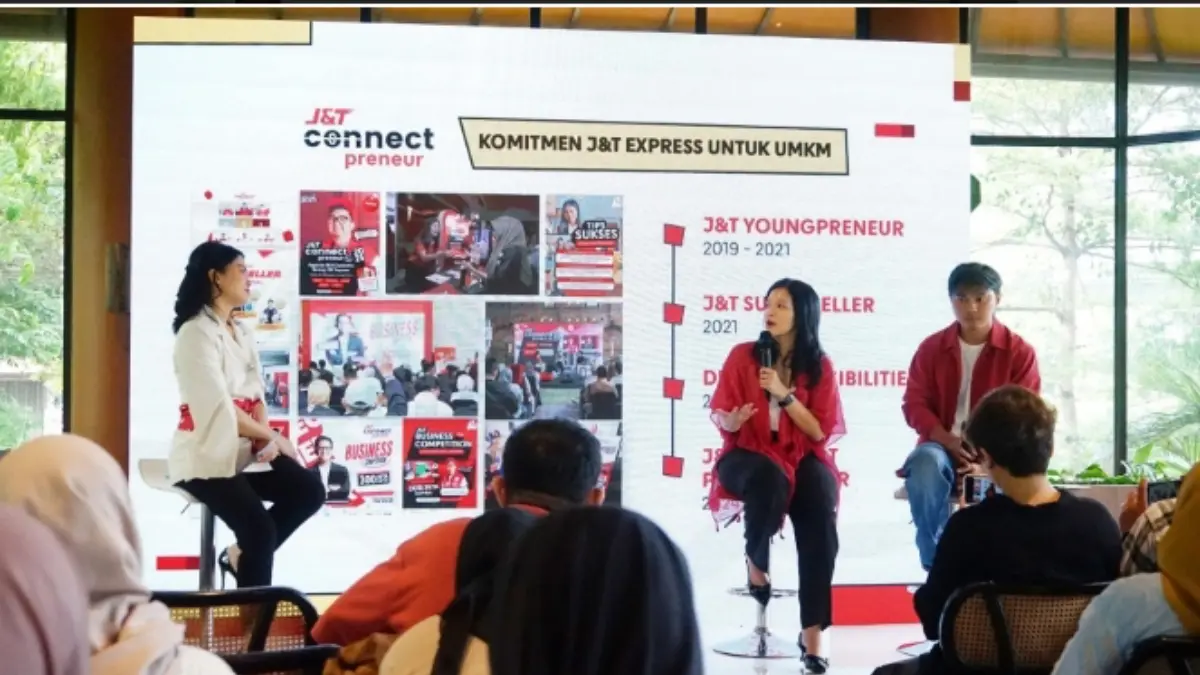 Dari kanan, Rizky Arief, CEO HMNS Perfume dengan Herline Septia, Brand Manager J&T Express saat berbincang mengenai program J&T Connect Preneur Goes to Campus.&nbsp;