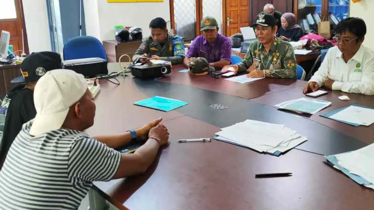 DIPERIKSA : Sopir dan kernet diperiksa ke Kantor TNBB untuk dimintai keterangan dan diberikan pembinaan oleh Satgas Sampah Kelurahan Gilimanuk. (ist)