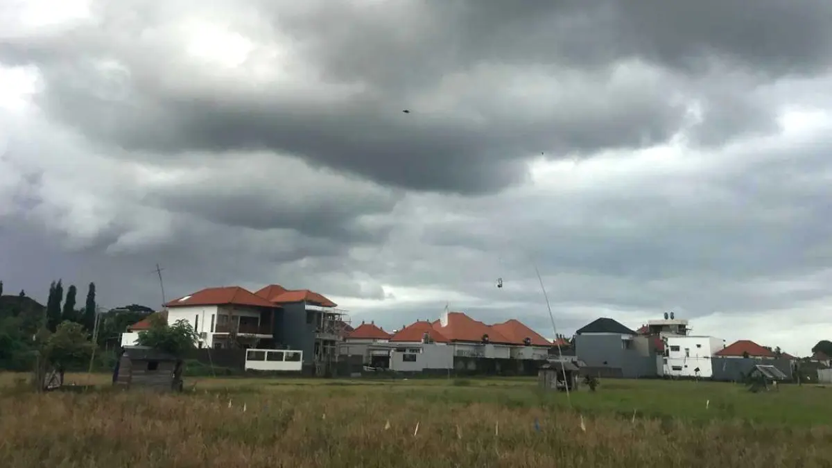 ilustrasi cuaca mendung di Sanur, Denpasar. (Miftahuddin/Radar Bali)