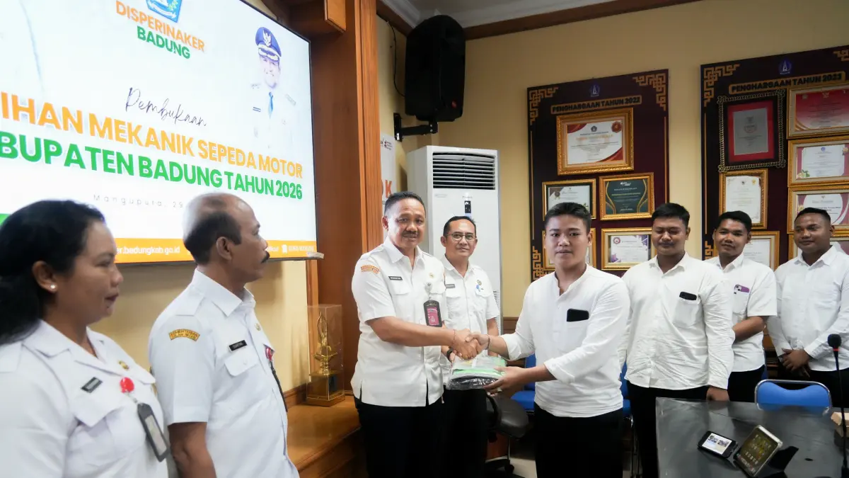 Kadisperinaker Badung Ngurah Rai Yuda Darma (tiga dari kiri)!saat membuka pelatihan di Ruang Pertemuan Mandiri Gosana, Puspem Badung, Rabu (29/4/2026).