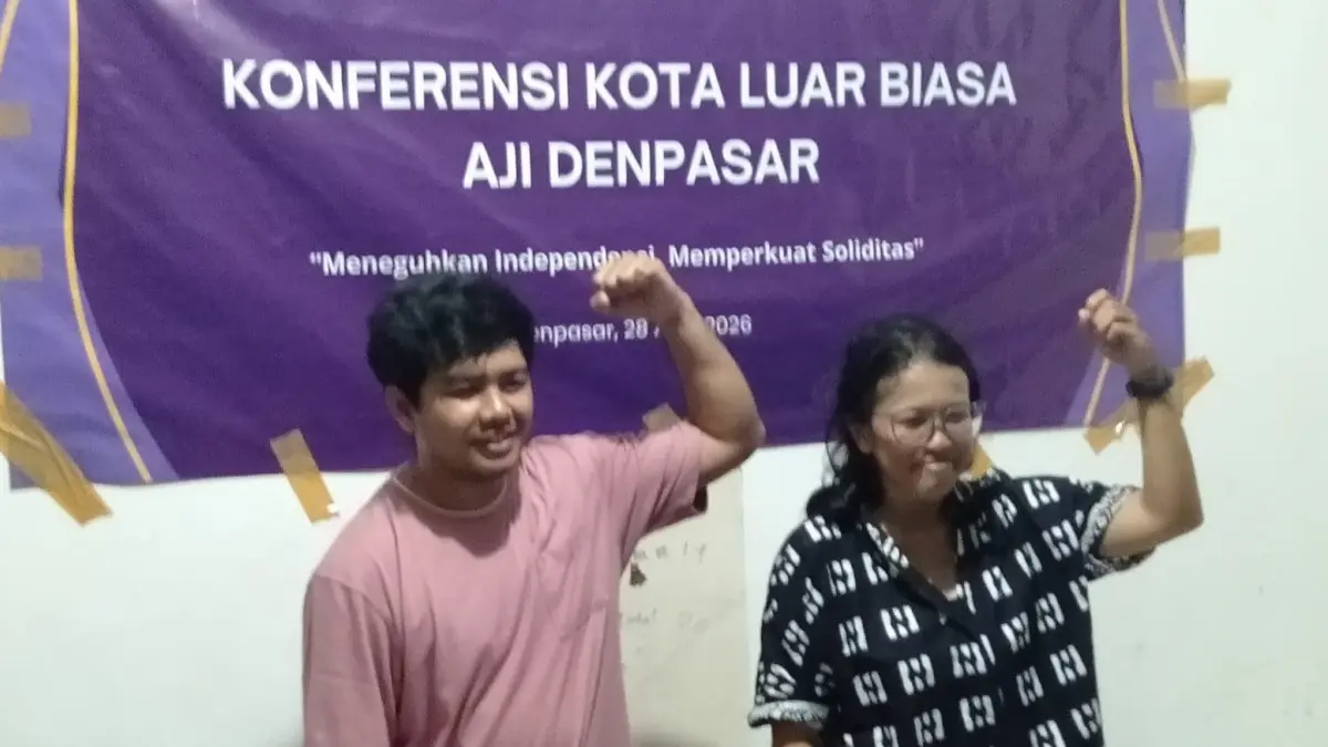 MEMIMPIN AJI DENPASAR TIGA TAHUN KE DEPAN : Ni Kadek Novi Febriani (kanan) dan I Putu Supartika terpilih sebagai ketua dan sekretaris AJI Kota Denpasar untuk periode 2026-2029. (foto: Miftahuddin Radar Bali)