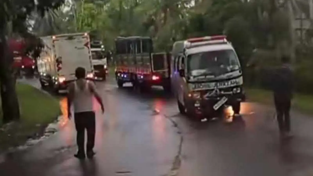 MENGAGETKAN WARGA: Mobil ambulans milik Kremasi Cekomaria bertabrakan dengan truk tangki Pertamina di kawasan Banjar Bonian, Desa Antap, Kecamatan Selemadeg, Tabanan. (ist)