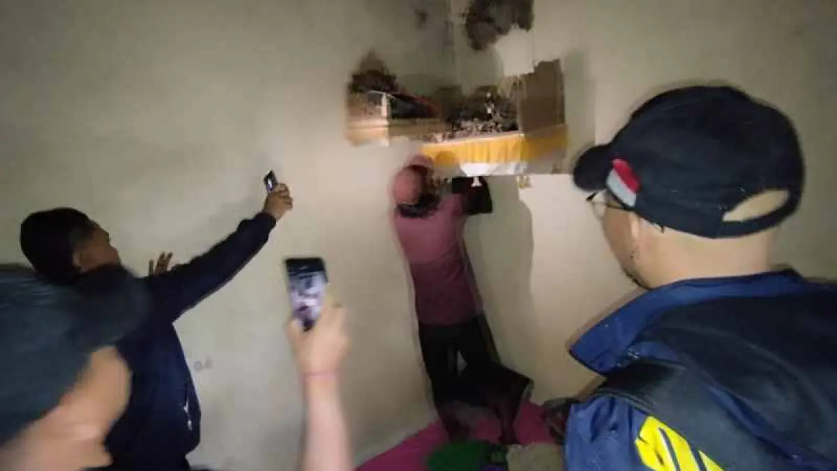 REKA ULANG KEJADIAN : Polisi saat melakukan reka ulang kejadian pencurian. (Foto: Humas Polres Bangli )