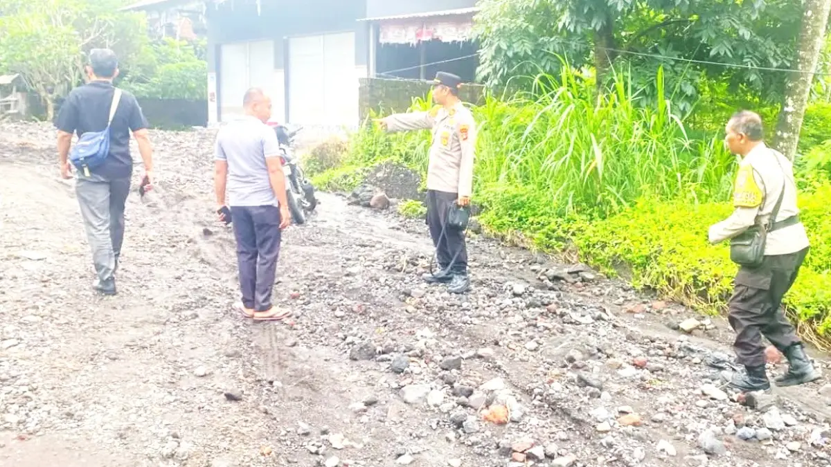 RUSAK BERAT : Kondisi jalan di Desa Bhuana Giri mengalami kerusakan parah akibat hujan deras yang mengguyur wilayah tersebut.&nbsp;(ist)