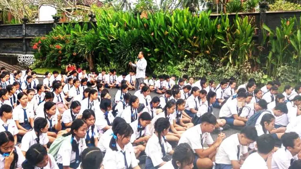 SAMPAIKAN PENYULUHAN : Ratusan pelajar Kelas IX SMPN 1 Manggis mengikuti sosialisasi pendidikan pemilih berkelanjutan. (zulfika rahman)