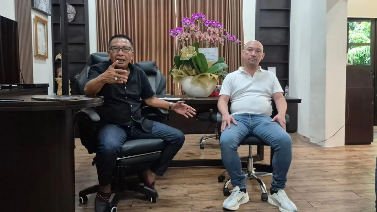 TANGGAPAN: Pengacara senior Nyoman Gde Sudiantara (“Punglik”) (kiri) memberikan keterangan kepada awak media saat mendampingi kliennya dalam pertemuan di kantornya di Denpasar, Rabu (29/4).