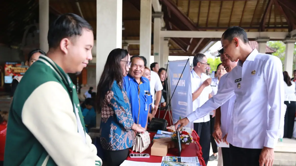 Wabup Klungkung Tjokorda Gde Surya Putra (kanan) usai membuka Festival Karier Semarapura - Job Fair 2026 di Balai Budaya Ida Dewa Agung Istri Kanya, Rabu (29/4).&nbsp;