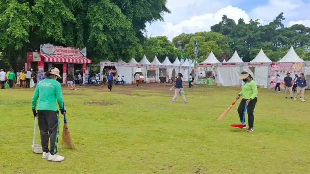 BERSIH-BERSIH SEUSAI ACARA : Sejumlah petugas DLHP Klungkung melakukan kegiatan bersih-bersih di kawasan gelaran Festival Semarapura VIII. (Dewa Ayu Pitri Arisanti/Radar Bali)
