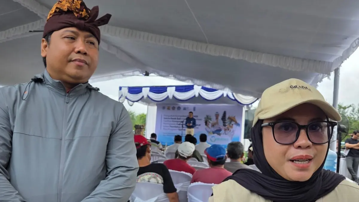CINTA LINGKUNGAN : Siti Rosidah selaku Wakil Ketua Sekhe Resik Bali (kanan). (Marsellus Pampur)