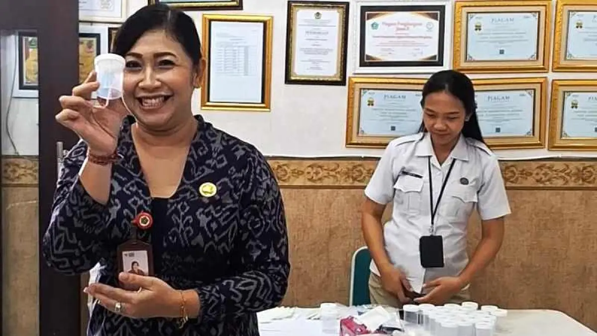 DITES URINE : Tes urine puluhan ASN Kemenag Klungkung. (foto: Kemenag Klungkung)