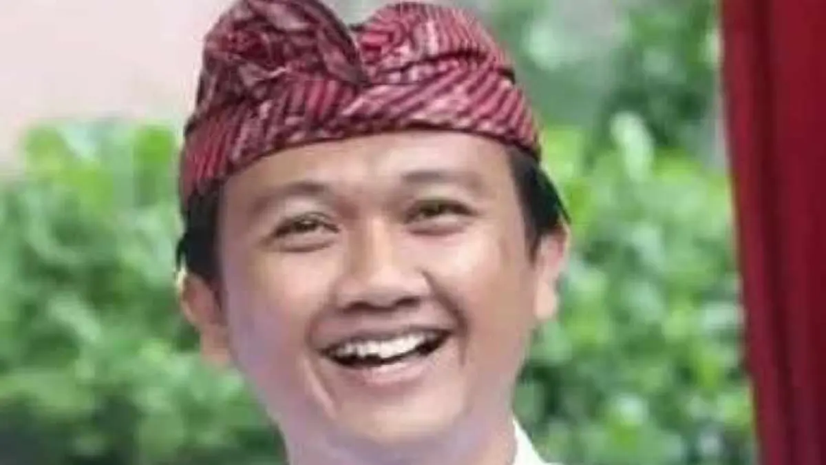 MENANG DI MK : Perbekel Desa Kukuh Marga, Kecamatan Kerambitan, Tabanan, I Nyoman Widhi Adnyana yang melayang gugutan ke MK bersama tujuh pemohon dari akademisi Undiksha. (juliadi).
