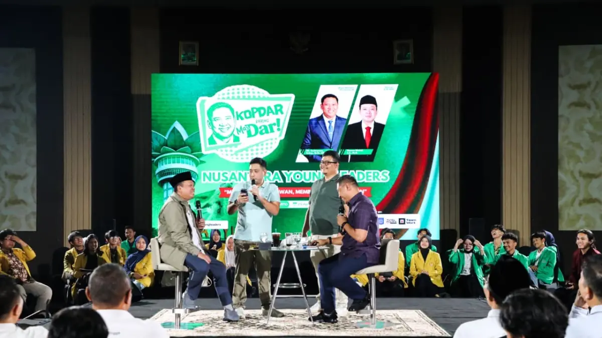 Menteri ATR/BPN Nusron Wahid (kiri) menjadi narasumber dalam acara Nusantara Young Leaders pada sesi “Total Politik” yang digelar di Banyumas, Jawa Tengah, Sabtu (25/04/2026).