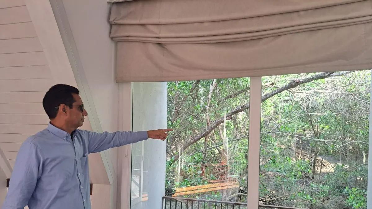 PARAH: Anggota Pansus TRAP DPRD Bali Somvir saat berada di vila yang dibangun ditengah hutan mangrove di Kabupaten Buleleng, Selasa 28 April 2026.(IST/radarbali.id)