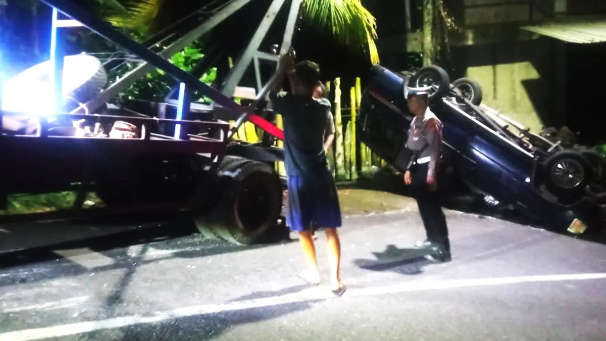 PETAKA DI JALAN RAYA: Lakalantas di Jalan I Dewa Made Kaler, Kecamatan Sukasada, Buleleng. (foto:Polres Buleleng)