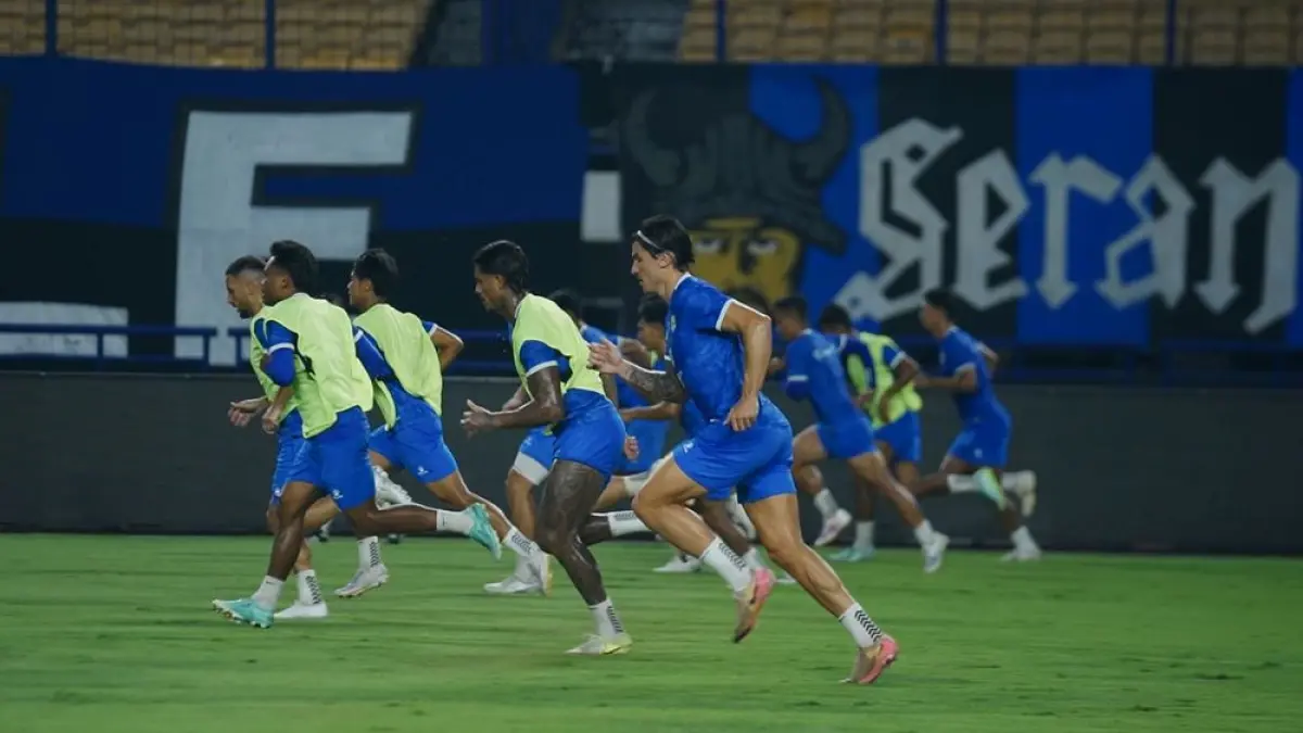 Sergio Castel dan pemain Persib lainnya berlatih menjelang akhir musim kompetisi BRI Super League. Maung Bandung bakal menantang tim kuat Bhayangkara FC di Stadion PKOR Lampung malam ini. 