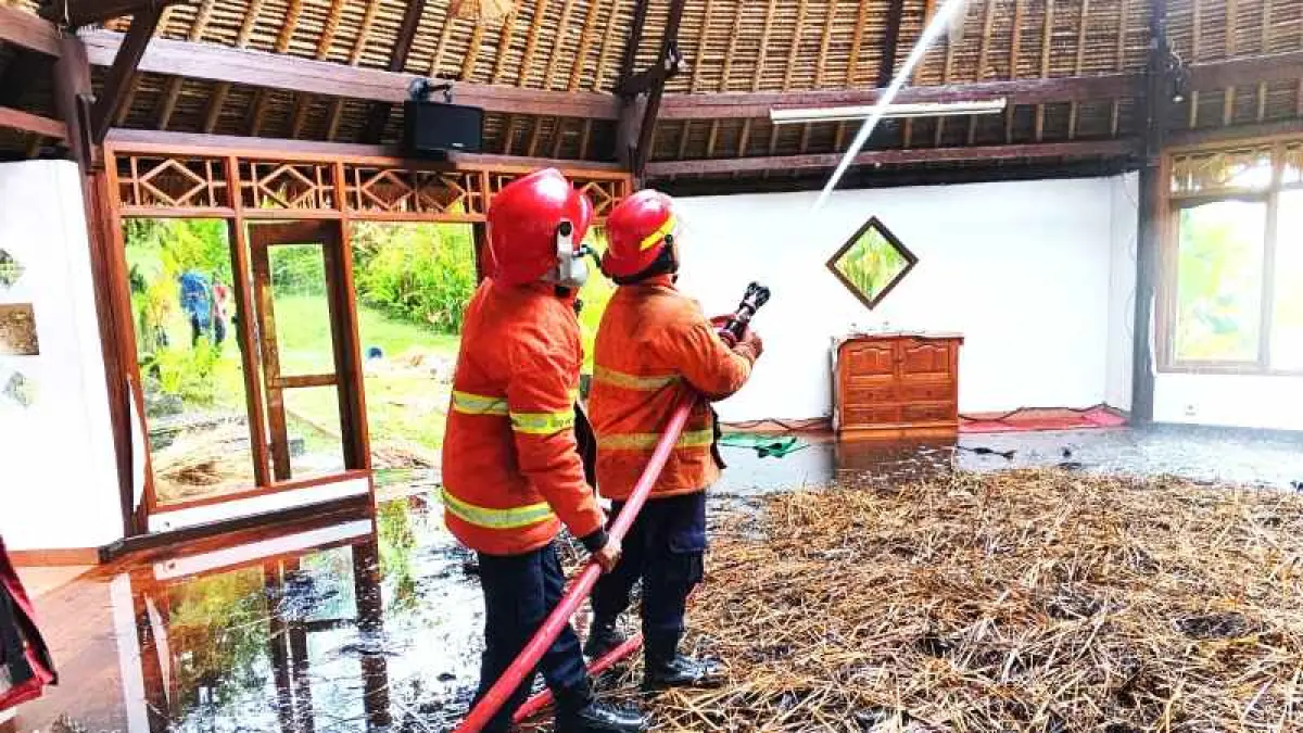 TERBAKAR SETELAH KENA PETIR : Petugas Damkartan saat melakukan pemadaman vila terbakar akibat disambar petir, pada Kamis pagi.&nbsp;(Istimewa)