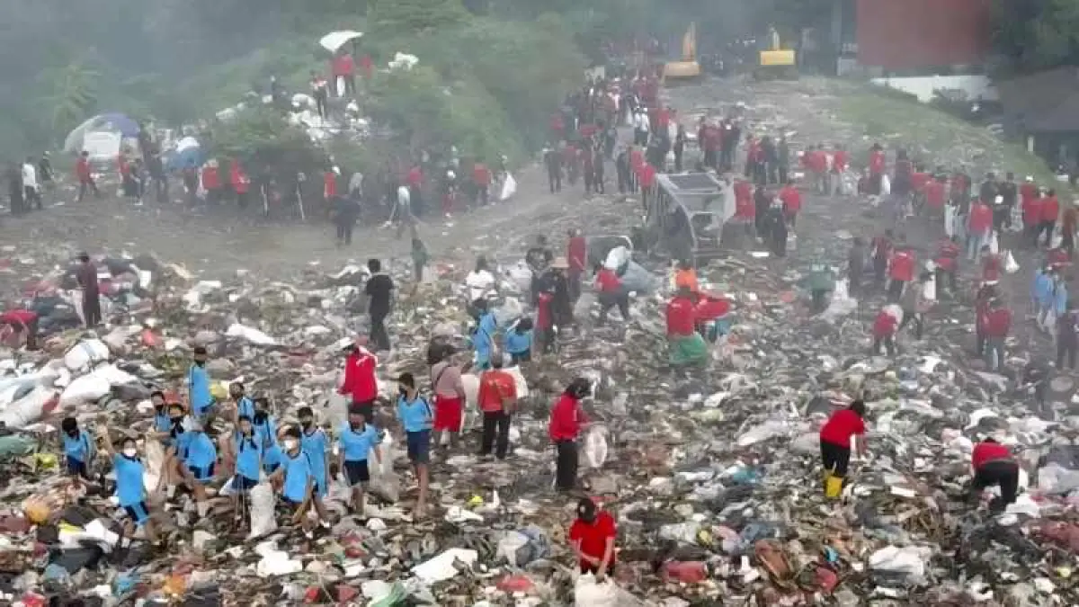 AJAK DISIPLIN MENGURUS SAMPAH : Suasana Gerakan Serentak Pilah Sampah dari Rumah di TPA Mandung. (juliadi/radar bali)