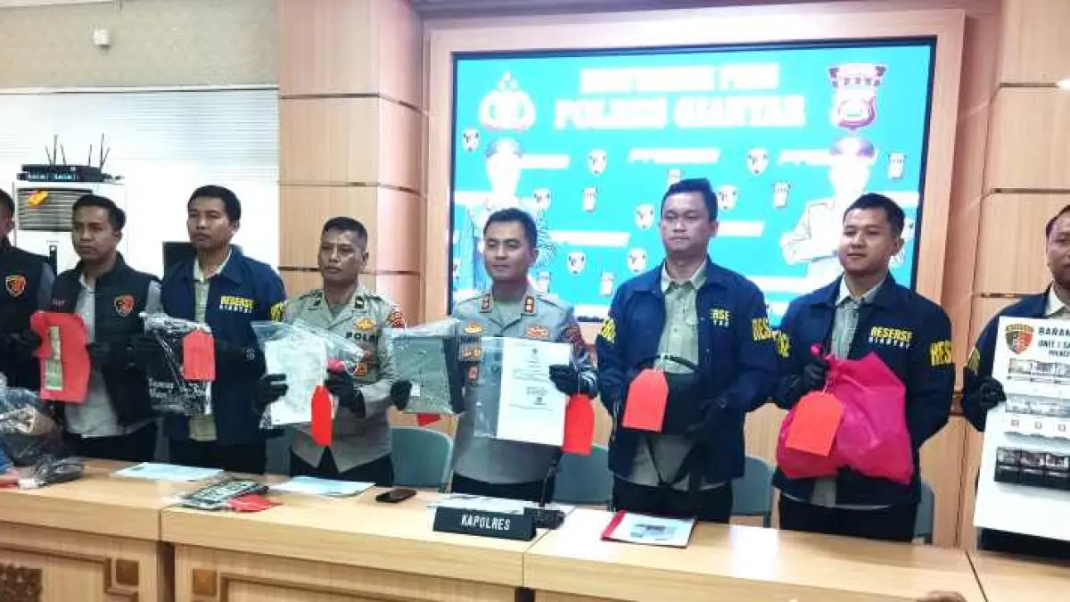 BEBERKAN KASUS : Kapolres Gianyar AKBP Chandra Kesuma (tengah) didampingi Kasat Reskrim dan para Kanit Polsek, beber kasus pencurian dan TPPO di Polres. (IB Indra/Radar Bali)