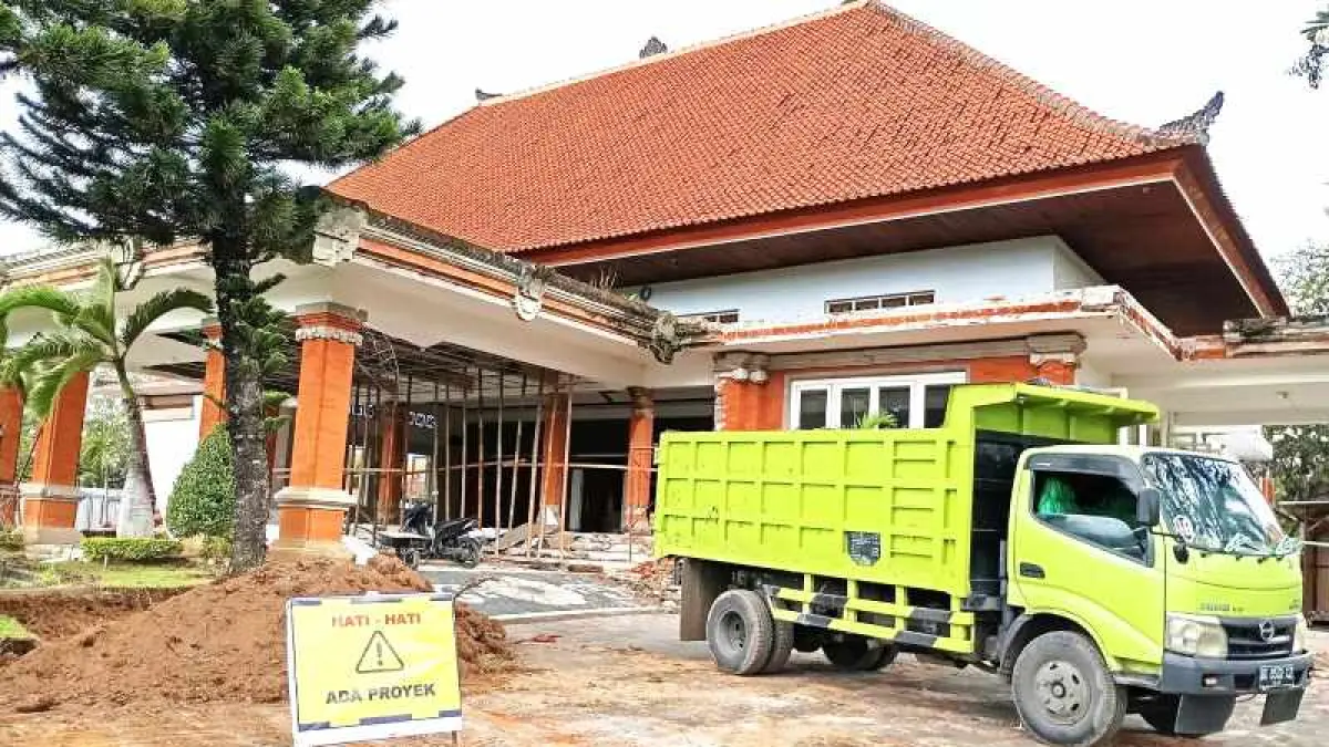BUKAN SEKADAR RESTORASI : : Suasana pengerjaan rehabilitasi lobi Kantor Bupati Buleleng, yang sudah mulai dikerjakan.(francelino junior)