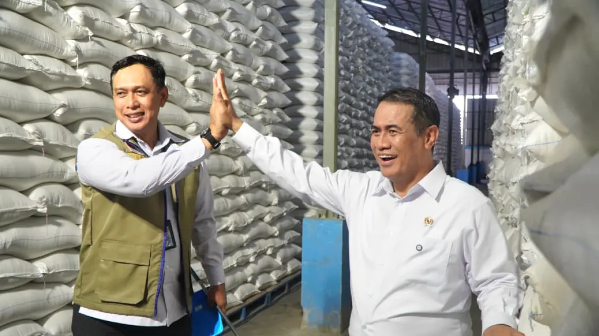 CETAK REKOR: Menteri Pertanian RI Amran Sulaiman (kanan) dan Letnan Jenderal TNI (Purn) Dr. Ahmad Rizal Ramdhani S.Sos, SH. M.Han 