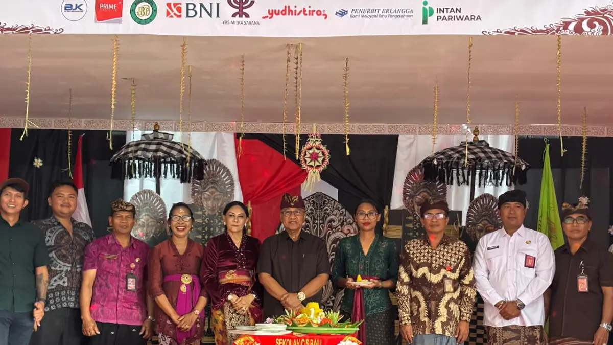 HADIR: Ketua BK DPRD Badung sekaligus Ketua Yayasan Cerdas Sehat Sejahtera Putu Parwata tiup lilin dan potong tumpeng pada HUT Sekolah CIS (Cerdas Insan Sejahtera) Bali ke-13, Kamis (30/4/2026).