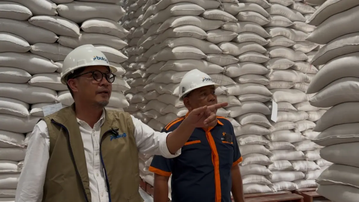MELIMPAH: Muhamad Anwar Pemimpin Wilayah Perum BULOG Kanwil Bali saat cek ketersediaan stok beras di gudang Bulog Bali, 24 April 2026 lalu. (Humas Bulog Bali/radarbali.id)