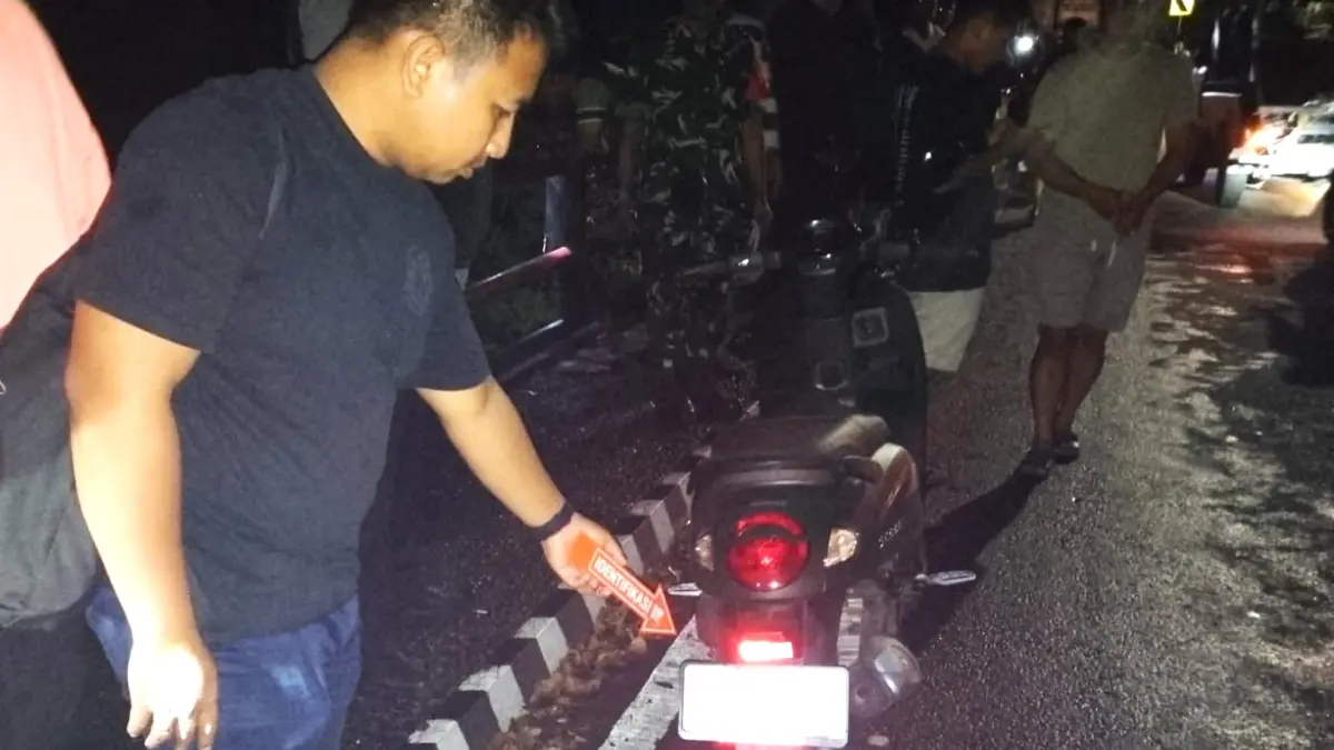 REKA ADEGAN : Polisi menggelar reka ulang kejadian setelah peristiwa bunuh diri di jembatan Batang, Desa Labasari, Kecamatan Abang,Karangasem . (ist)