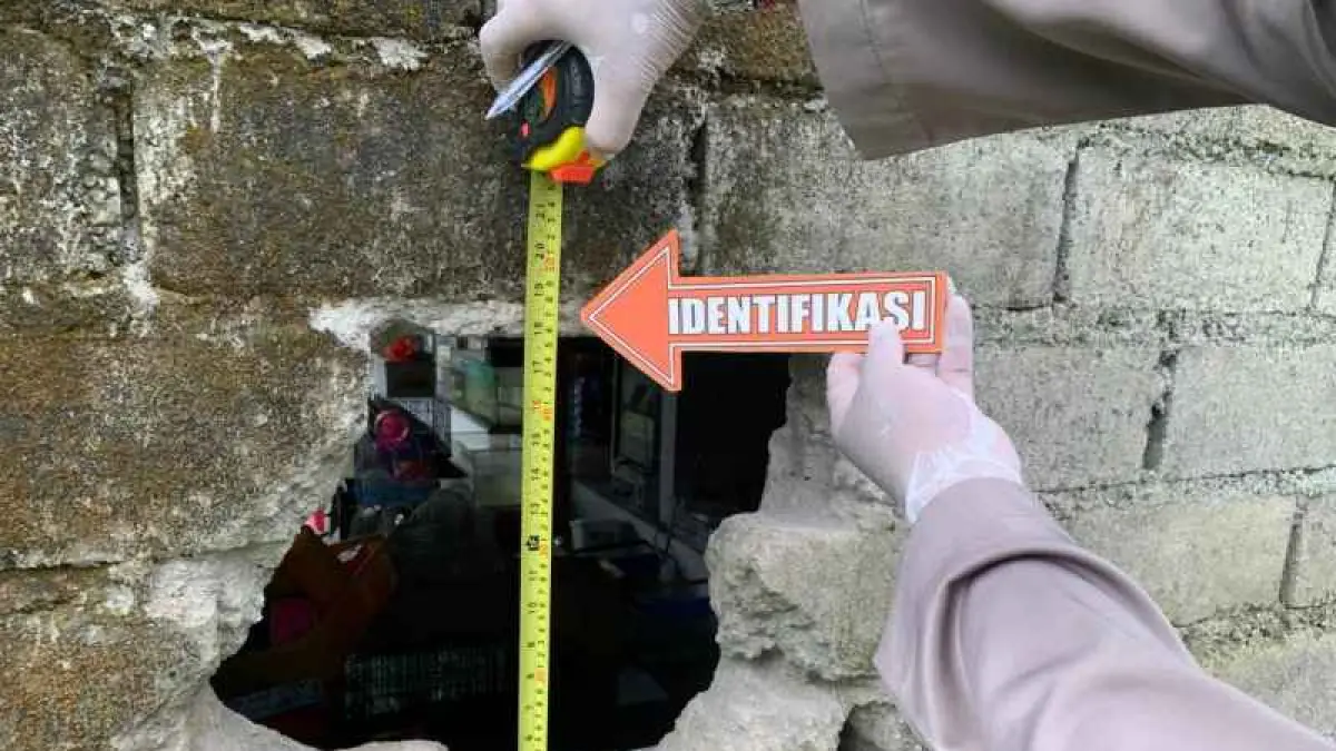 SEGINI LHO LUBANGNYA : Polisi merekonstruksi kejadian aksi maling yang membobol tembok toko  di Banjar Dinas Pinge, Desa Baru, Kecamatan Marga, Tabanan. (istimewa)