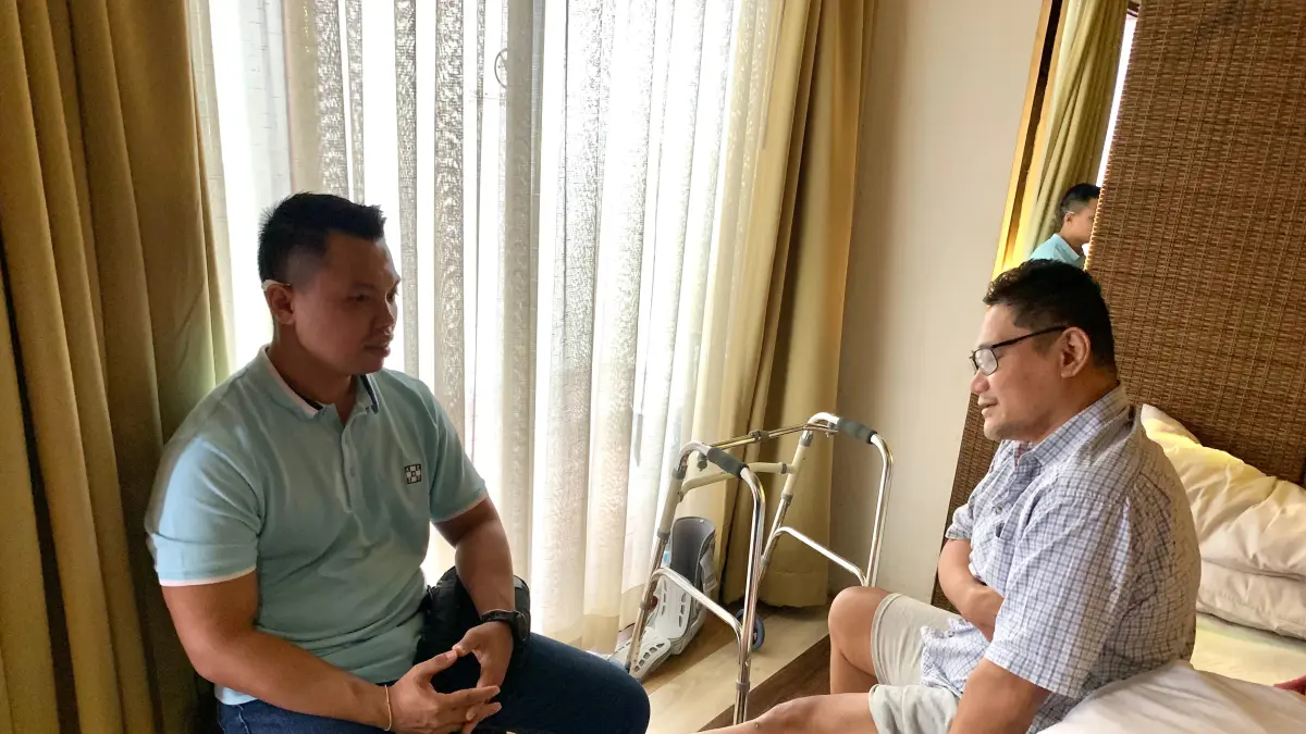 BERI DUKUNGAN: Wakil Ketua I DPRD Kota Denpasar, Ida Bagus Yoga Adi Putra, menjenguk mantan petinju nasional, Pino Bahari, di Mega Boutique Hotel, Bypass Ngurah Rai, Badung, pada Selasa (28/4) pukul 10.30 WITA.