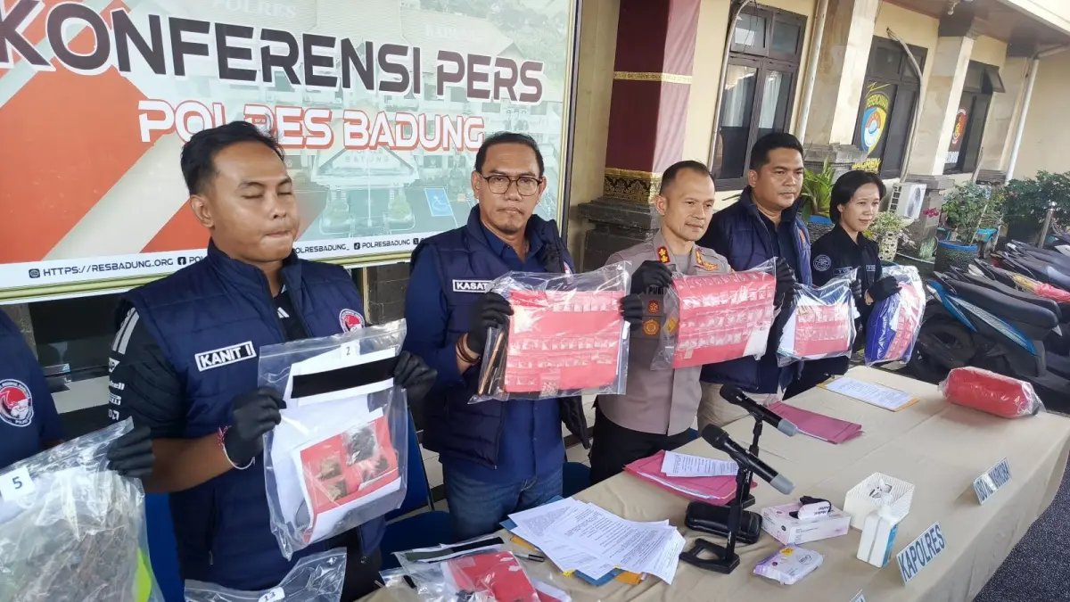 DICARI: Kapolres Badung AKBP Joseph Edward Purba (baju Coklat) bersama jajarannya menunjukkan barang bukti narkotika. (I WAYAN WIDYANTARA/radarbali.id)