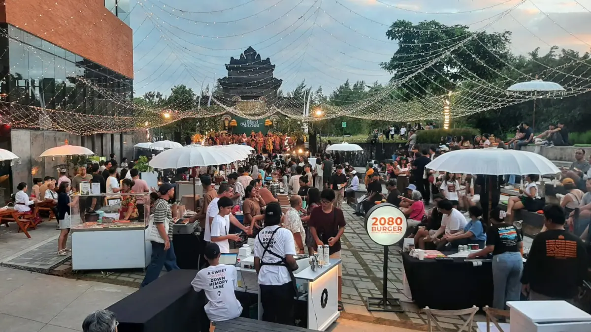 IKONIK: Gelaran Island Bazaar yang mengusung tema Bali Revival memadukan pelibatan UMKM Lokal dan pentas budaya yang ramai dikunjungi, 2-3 Mei 2026. (M. Ridwan/radarbali.id)