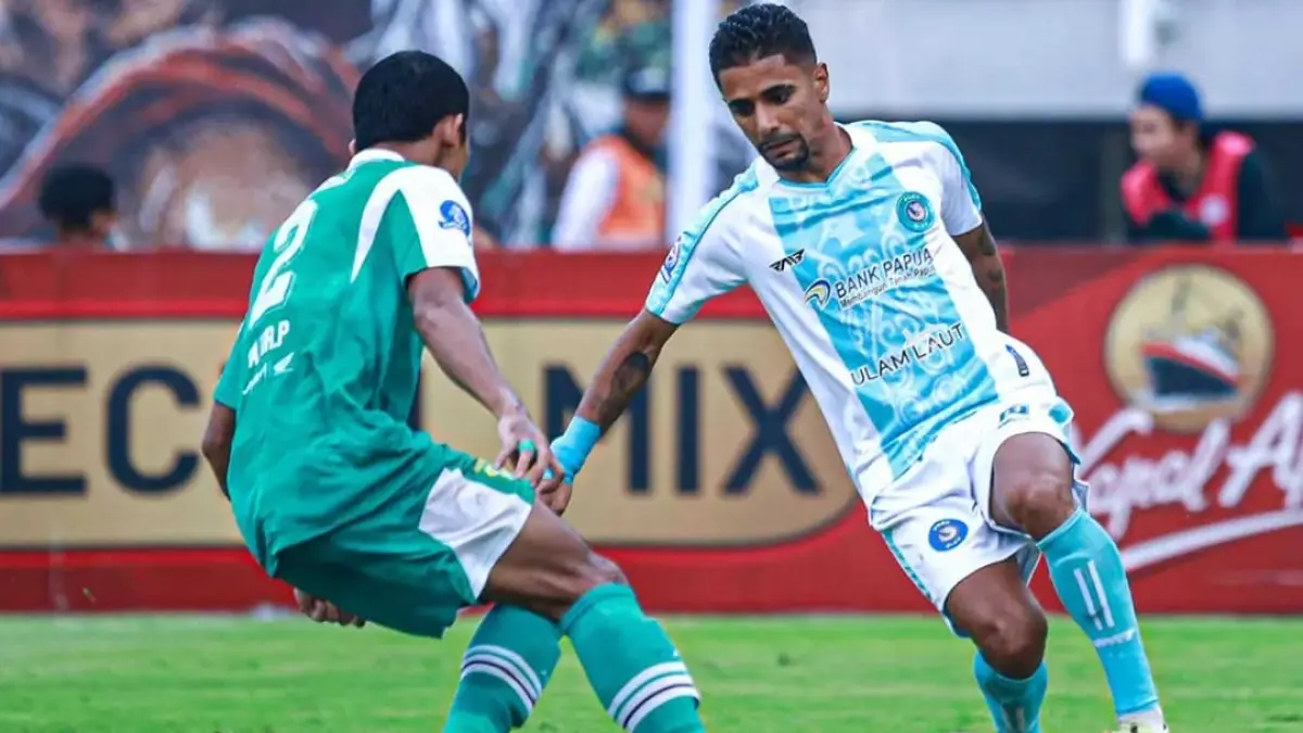 SI BAJUL IJO CUKUR BADAI PASIFIK : Persebaya tampil perkasa di Stadion Gelora Bung Tomo, Surabaya, mencukur tim berjuluk Badai Pasifik, PSBS 4-0. (foto:Instagram PSBS Biak)
