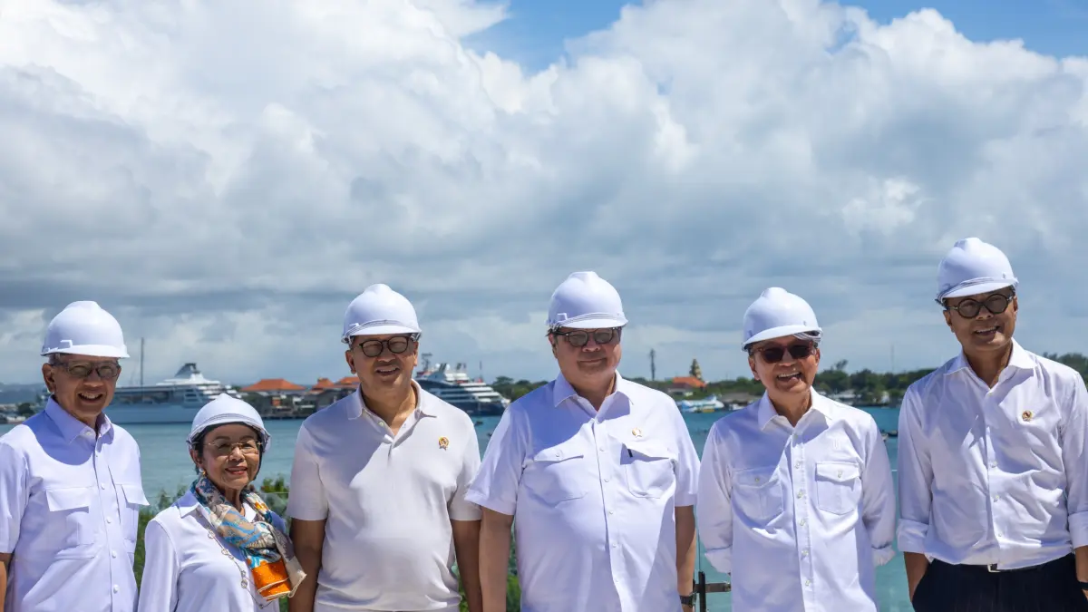 TETAP DISOAL: Menko Perekonomian Airlangga Hartarto (tengah) Dirut Kura Kura Bali, Tantowi Yahya dan Danantara saat kunjungi KEK Kura Kura Bali  untuk bangun financial centre, 30 April 2026. (ist/radarbali.id)