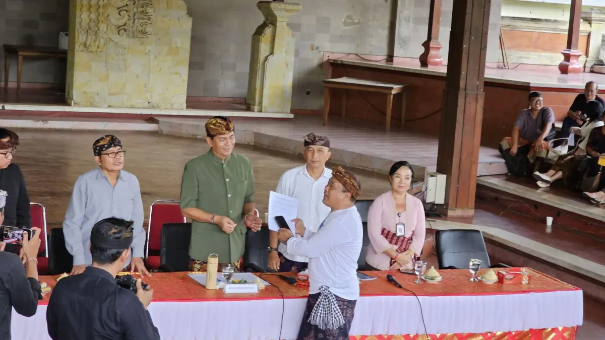 TUNTUT KEADILAN:  Federasi Serikat Pekerja Mandiri (FSPM) Regional Bali bersama mahasiswa menggelar aksi dan diskusi publik di Wantilan DPRD Bali, kemarin (30/4/2026). (NI KADEK NOVI FEBRIANI/radarbali.id)