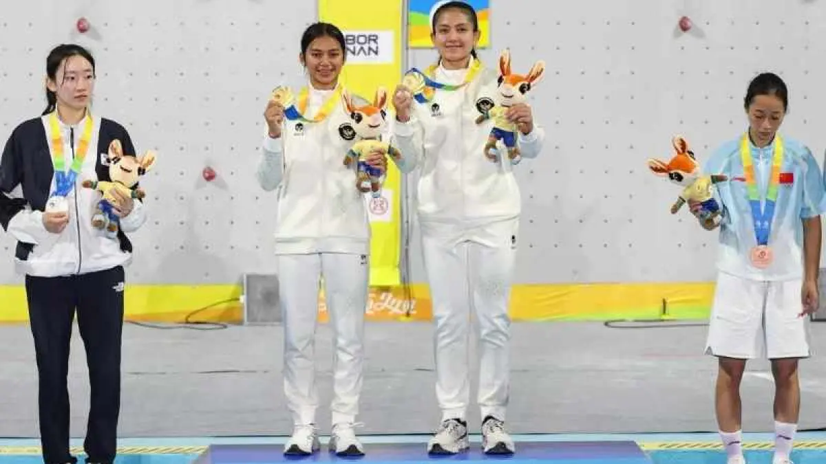 YANG TERBAIK : Dua atlet panjat tebing asal Buleleng, Desak Made Rita Kusuma Dewi dan Kadek Adi Asih, berdiri di podium tertinggi usai meraih medali emas nomor speed relay putri pada Asian Beach Games Sanya 2026. (foto: KONI Buleleng)