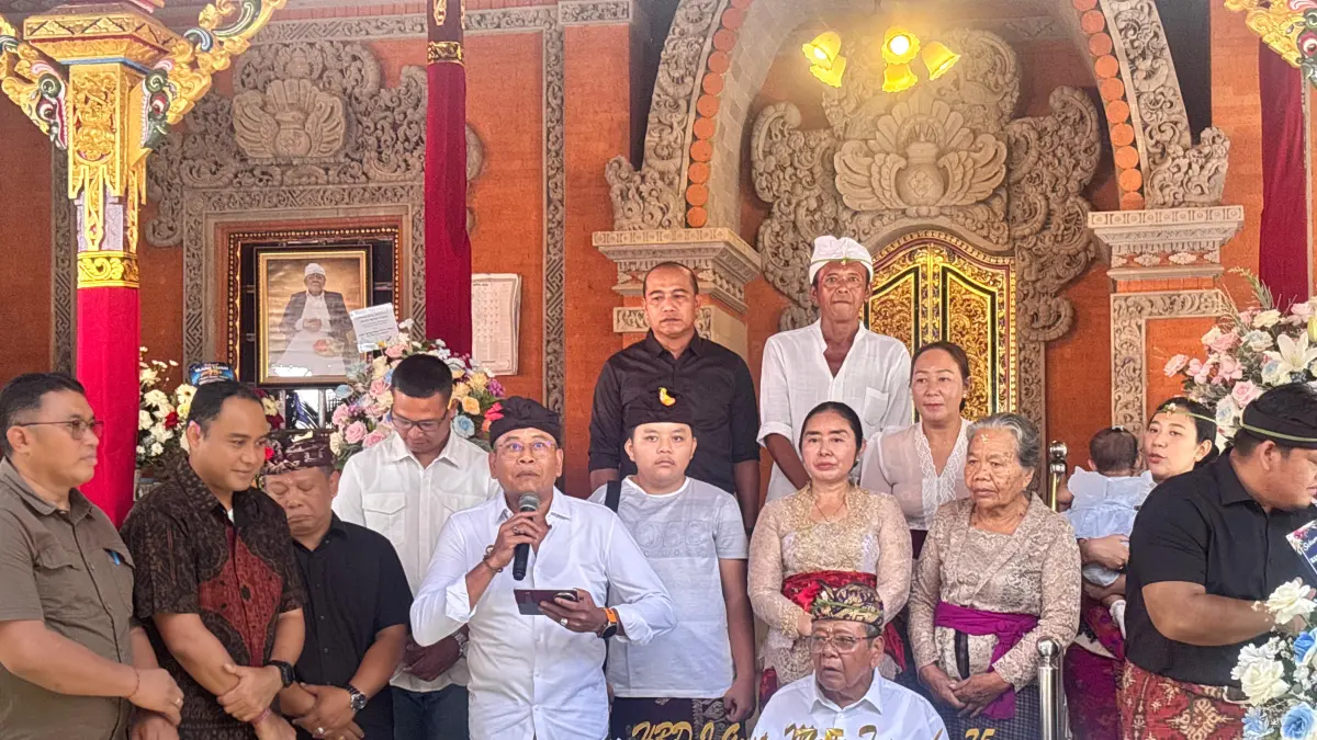 Bupati Karangasem I Gusti Putu Parwata saat memberikan sambutan keluarga di acara Ulang tahun sang ayah ke 75 tahun, I Gusti Made Tusan, Sabtu (2/5). (Zulfika Rahman/Radar Bali)