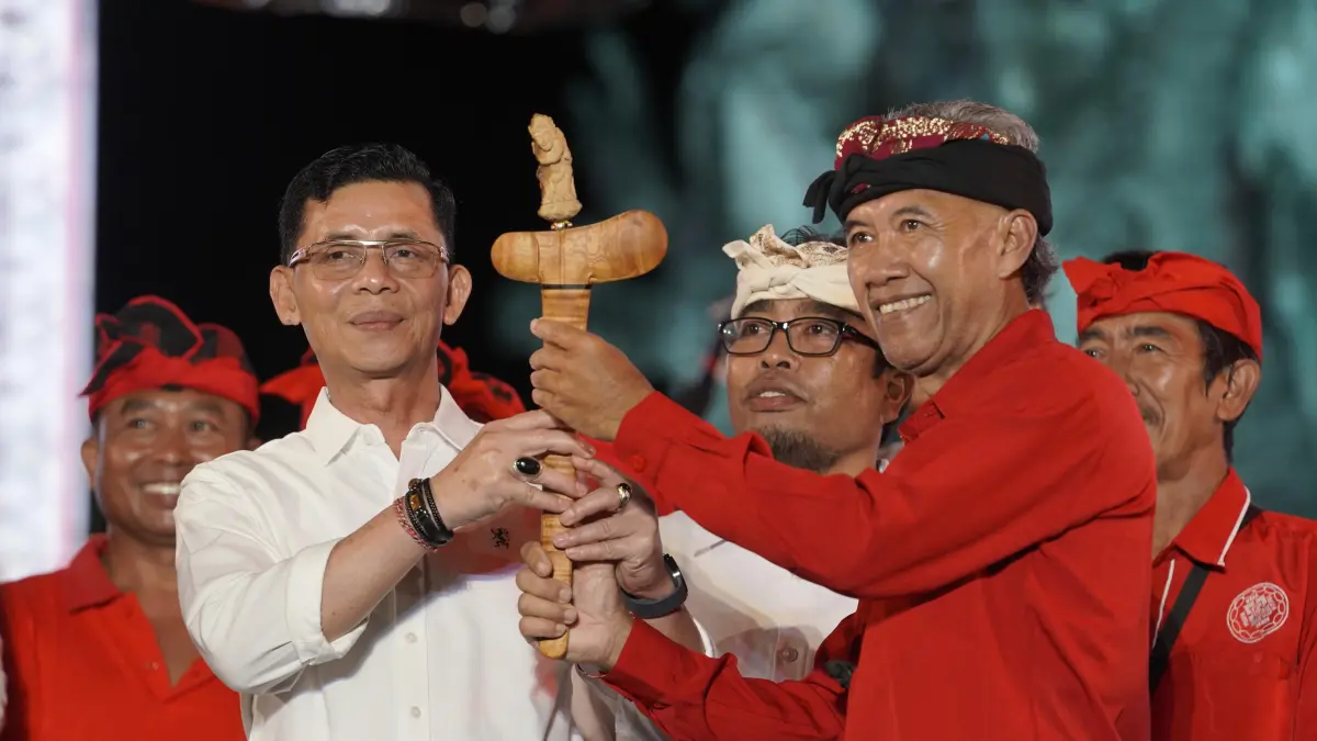 Bupati Klungkung, I Made Satria, secara resmi menutup rangkaian Festival Semarapura ke-8 Tahun 2026 yang digelar di panggung utama depan Monumen Ida Dewa Agung Jambe, Jumat (1/5/2026).&nbsp;