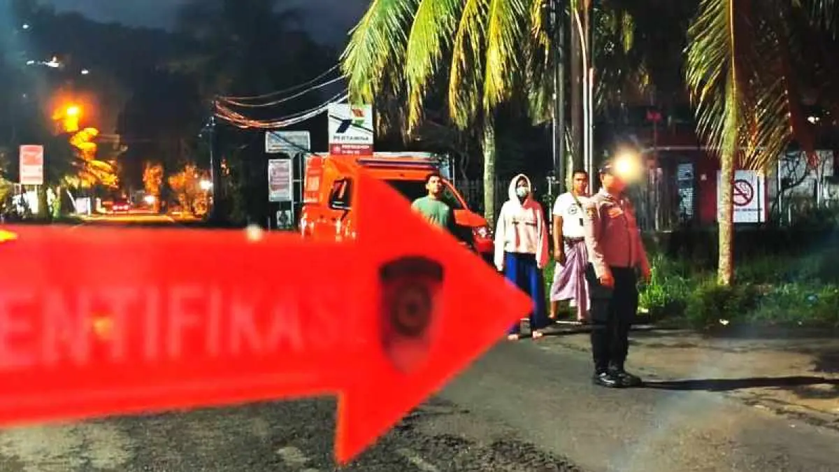 GELAR OLAH TKP : Polisi melakukan olah tempat kejadian perkara (TKP), di lokasi kejadian penganiayaan. (Foto: Humas Polres Klungkung)