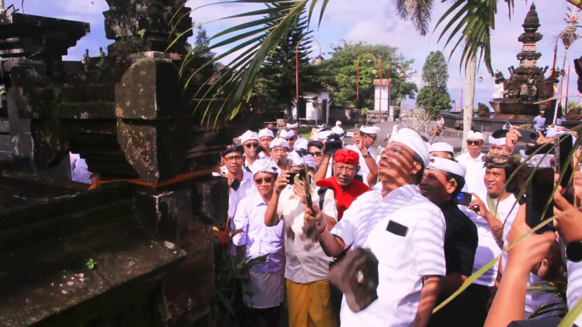 Gubernur Bali Wayan Koster di Pura Banua, Besakih, Rendang, Karangasem, Jumat (1/5), bertepatan dengan Rahina Purnama di kawasan Pura Banua Besakih, Rendang.