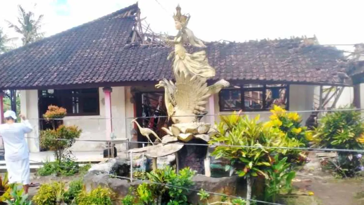 MIRIS : Bangunan SDN 2 Sembung Gede, Kerambitan, Tabanan, yang kondisi bangunan ruang kelasnya &nbsp;rusak. (juliadi/radar bali)