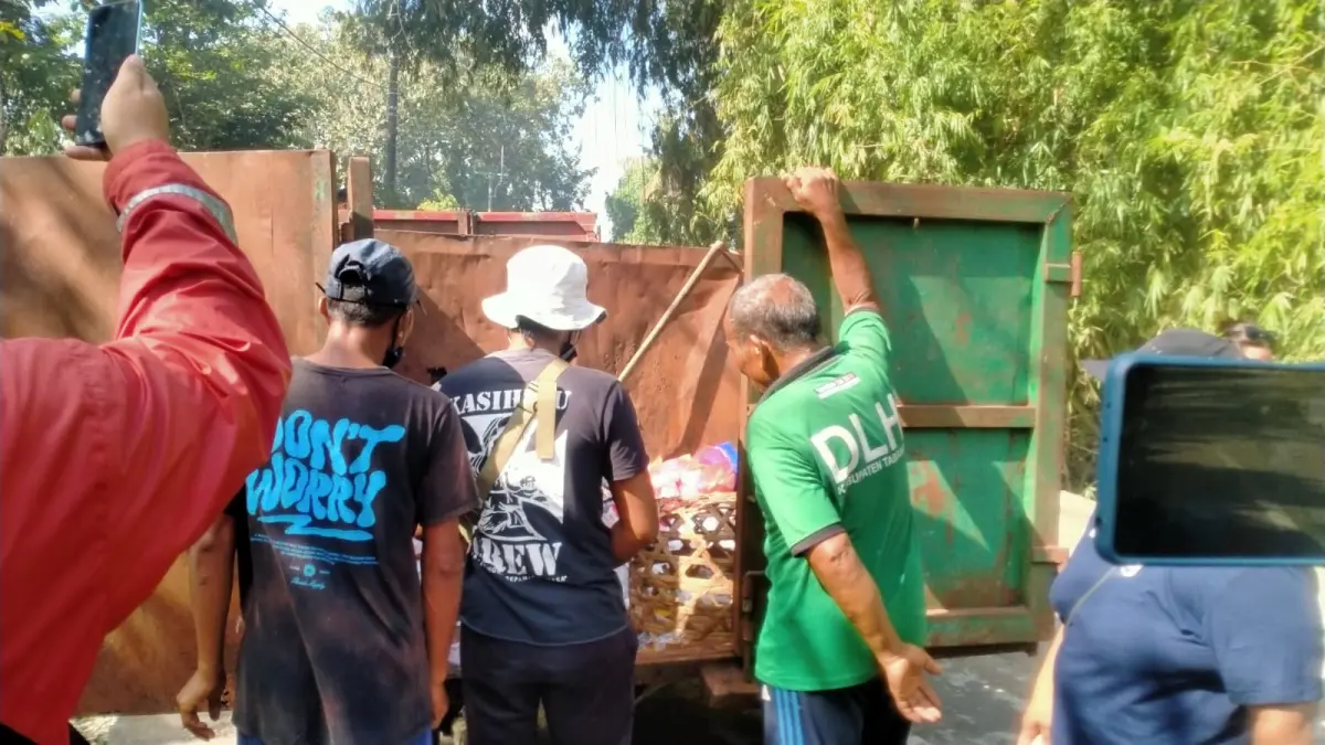 PANTAU LANGSUNG : Kegiatan pengecekan sampah oleh petugas TPA Mandung terhadap truk sampah DLH yang bakal masuk ke TPA. (juliadi/radar bali).&nbsp;