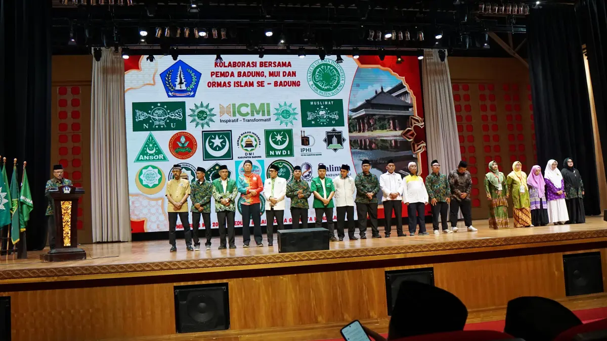 RAJUT KEBERSAMAAN: Para pengurus MUI Kabupaten Badung saat dikukuhkan di gedung Giri Nata Mandala kompleks Puspem Badung, Ahad 3 Mei 2026. (Humas MUI Badung/radarbali.id)