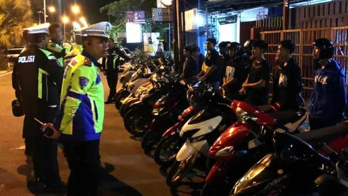 TAK KAPOK-KAPOK: Aparat kepolisian saat mengamankan pelaku trek-trekan di jalur 11, Karangasem. (ist)