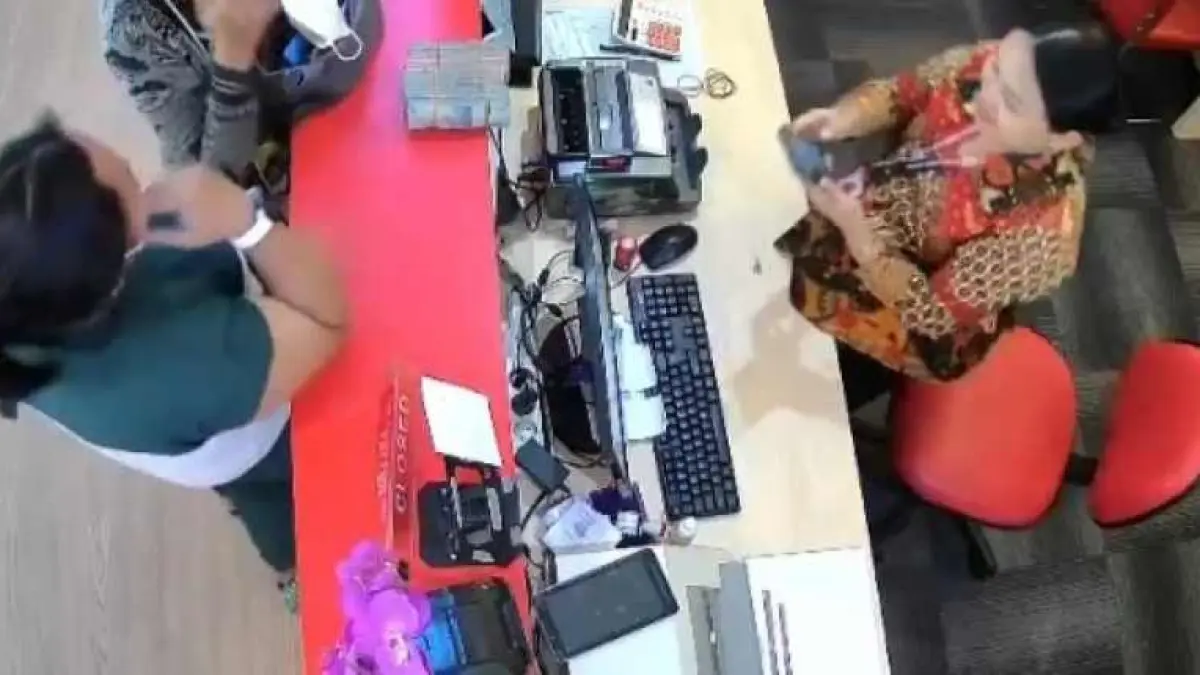 TAK SADAR: Gambar tangkapan layar rekaman CCTV, ketika peristiwa dugaan hipnotis menimpa lansia Buleleng. (Foto: Junior dan Sumber untuk Radar Bali )

